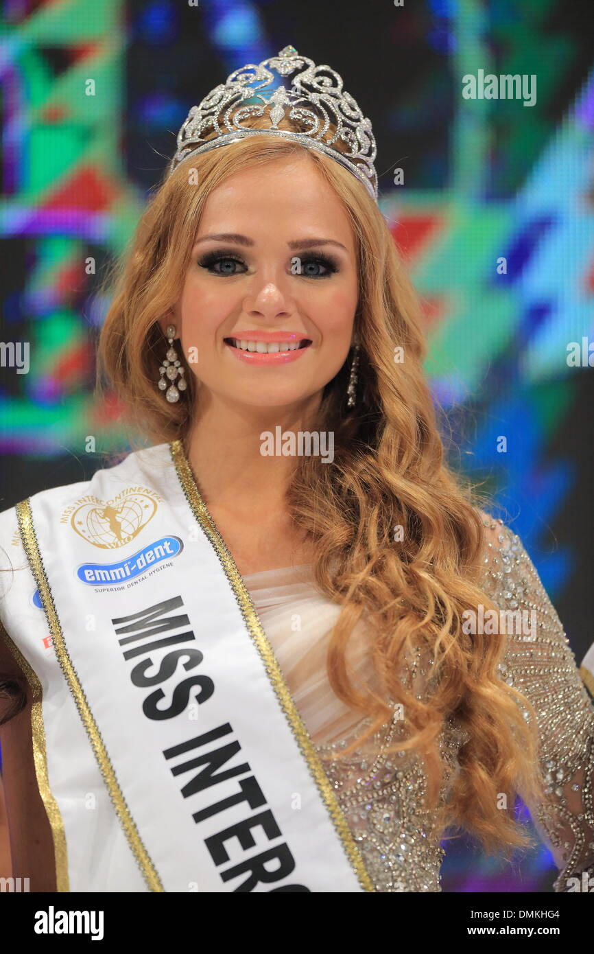 Magdeburg, Germania. Xiv Dic, 2013. Miss Intercontinental 2013 Ekaterina Plekhova sorride dopo la sua vittoria a Magdeburgo, Germania, 14 dicembre 2013. Il 23-anno-vecchia donna ha vinto il concorso contro i 58 partecipanti. Foto: Jens Wolf/dpa/Alamy Live News Foto Stock