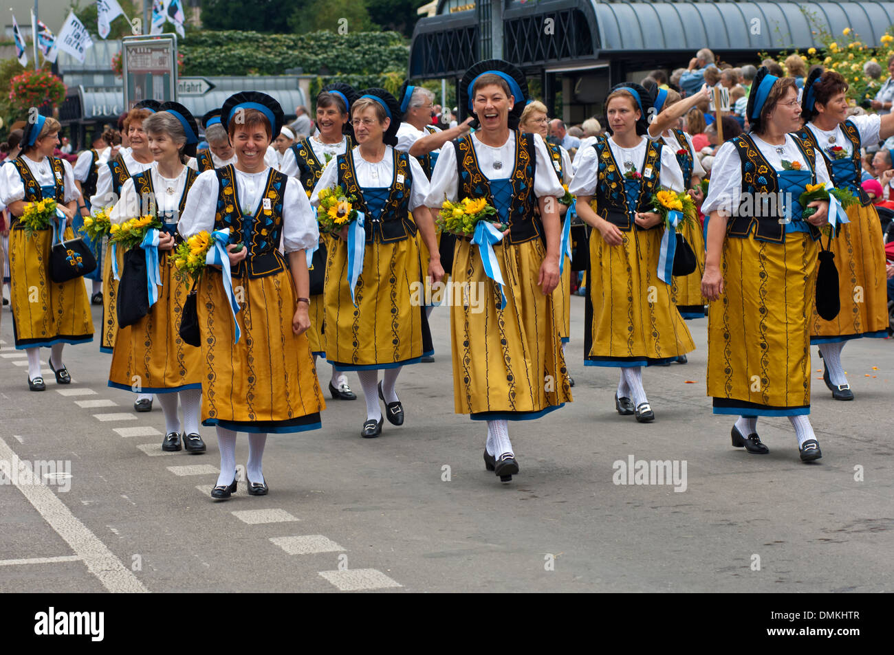 Il gruppo di donne in costumi tradizionali svizzeri, Swiss sfilata in costume, Interlaken, Svizzera Foto Stock