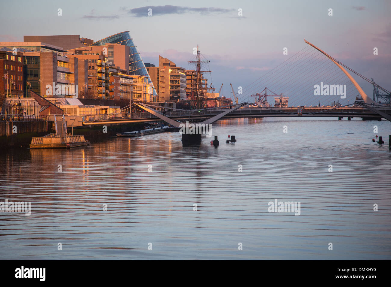 Nuovi dock quartiere sul fiume Liffey, Samuel Beckett BRIDGE, Custom House Quay, Dublin, Irlanda Foto Stock