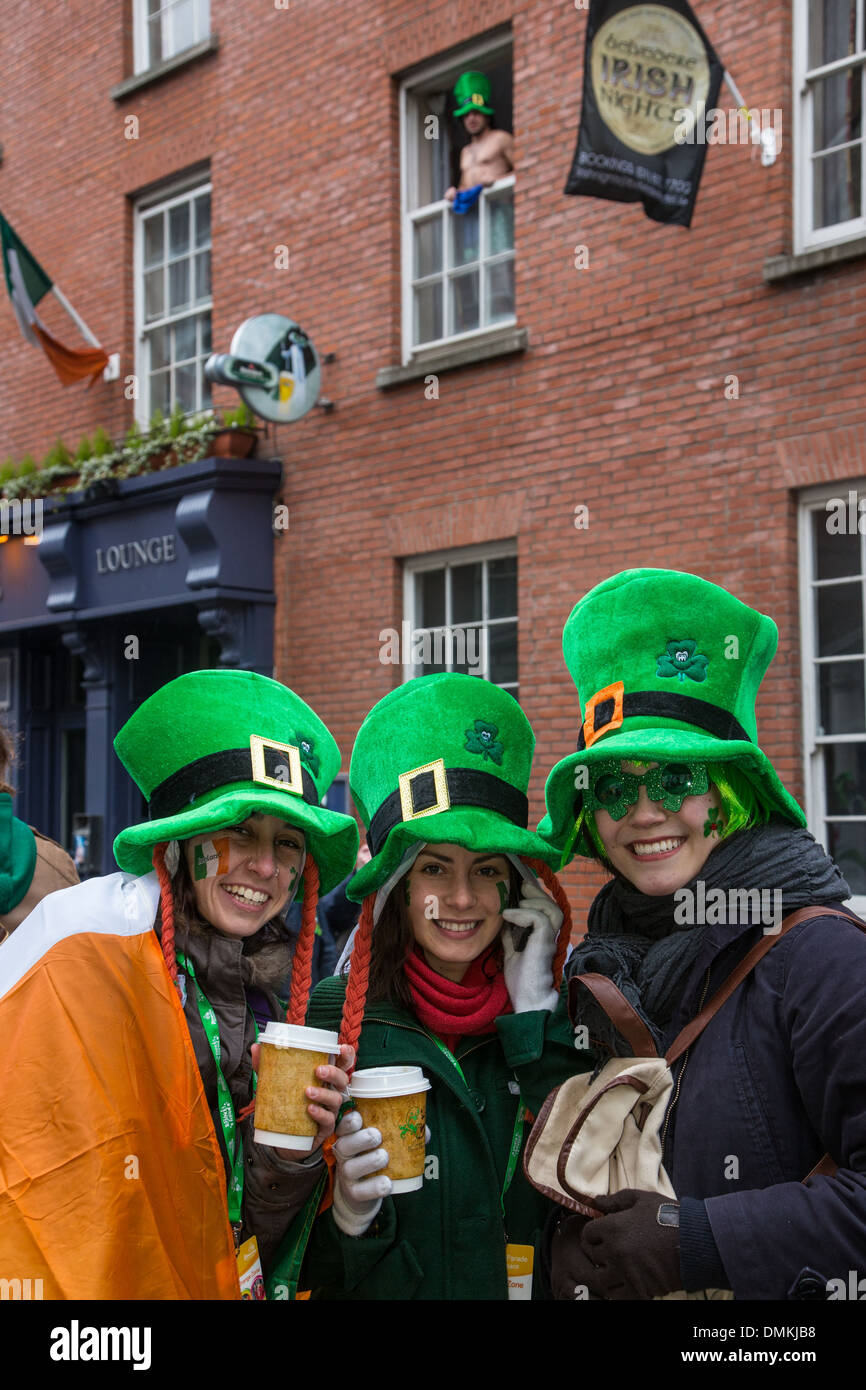 Gli spettatori che indossa il colore verde del trifoglio irlandese, san Patrizio contatti giorno, Dublino, Irlanda Foto Stock