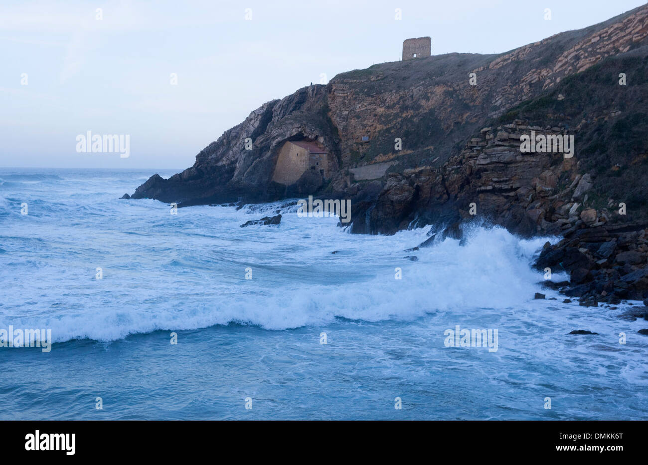 Santa Justa grotta cappella in Ubiarco beach, Ubiarco, Santillana del Mar, Cantabria, SPAGNA Foto Stock