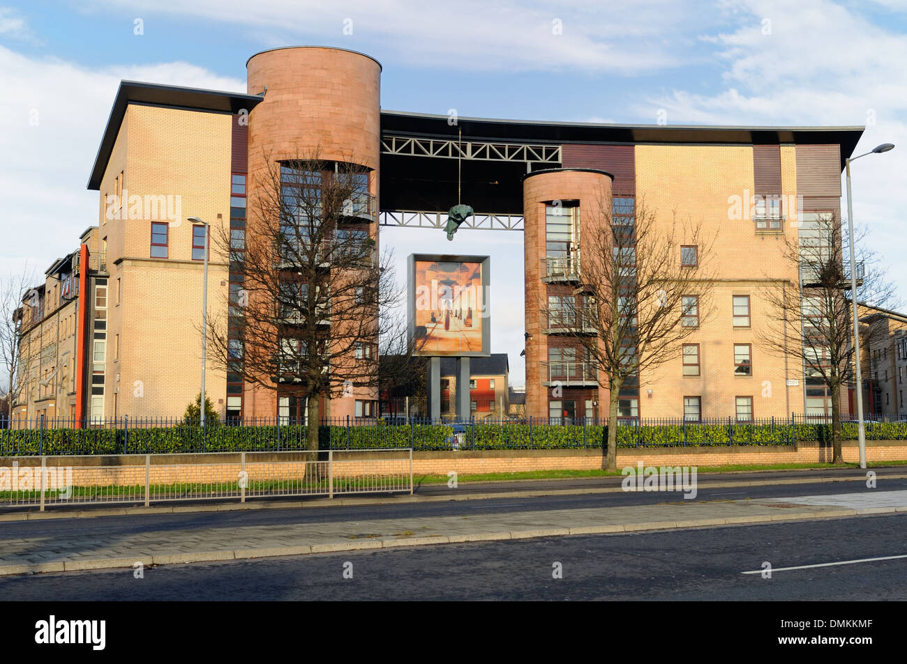 Nuovo Gorbals edificio con arte pubblica contemporanea nel southside di Glasgow, Scotland, Regno Unito Foto Stock