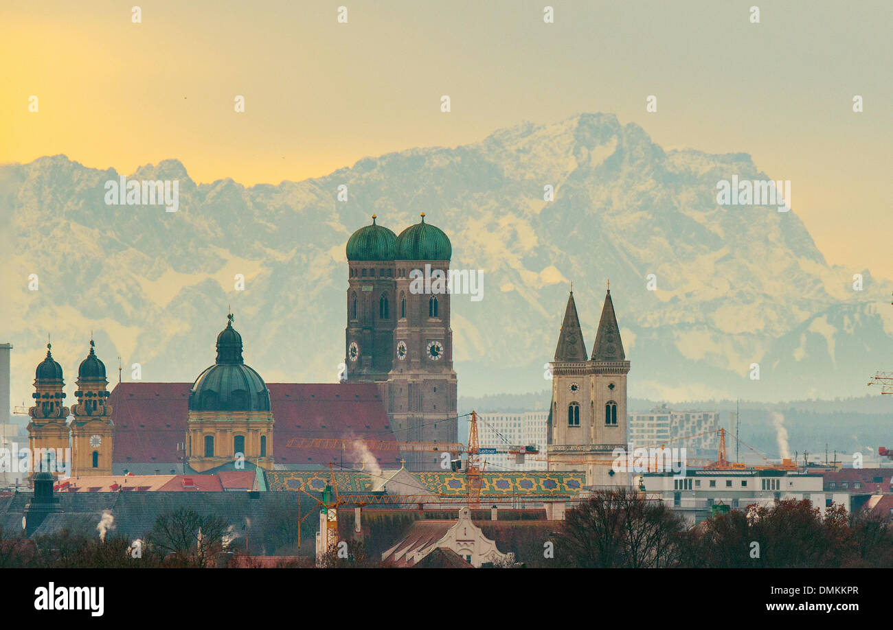 Monaco di Baviera, Germania. 15 Dic, 2013. I 2962 metri di altezza Zugspitze è coperto di neve a Monaco di Baviera, Germania, 15 dicembre 2013. Foto: Marc Mueller/dpa/Alamy Live News Foto Stock