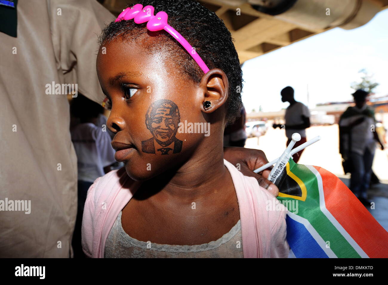 Soweto, Sud Africa. 15 dic 2013. Migliaia di persone si sono radunate per pagare il loro ultimo rispetti a Nelson Mandela a Orlando Stadium mentre egli fu sepolto in Qunu su dicembre 15, 2013 a Soweto, Sud Africa. Nelson Mandela è scomparso la sera del 5 dicembre 2013 nella sua casa. Egli è prevista a riposo a sua fattoria in Qunu oggi. (Foto di Gallo Immagini / Foto24 / Mary-Ann Palmer) Credito: Gallo immagini/Alamy Live News Foto Stock