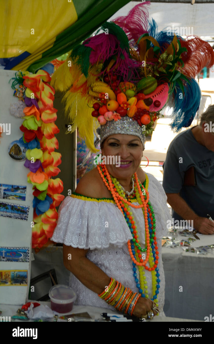 Un portatore di bancarelle del mercato dal Brasile del nord che indossa il suo abito tradizionale Baianas e la sua bretella decorativa colorata. Foto Stock