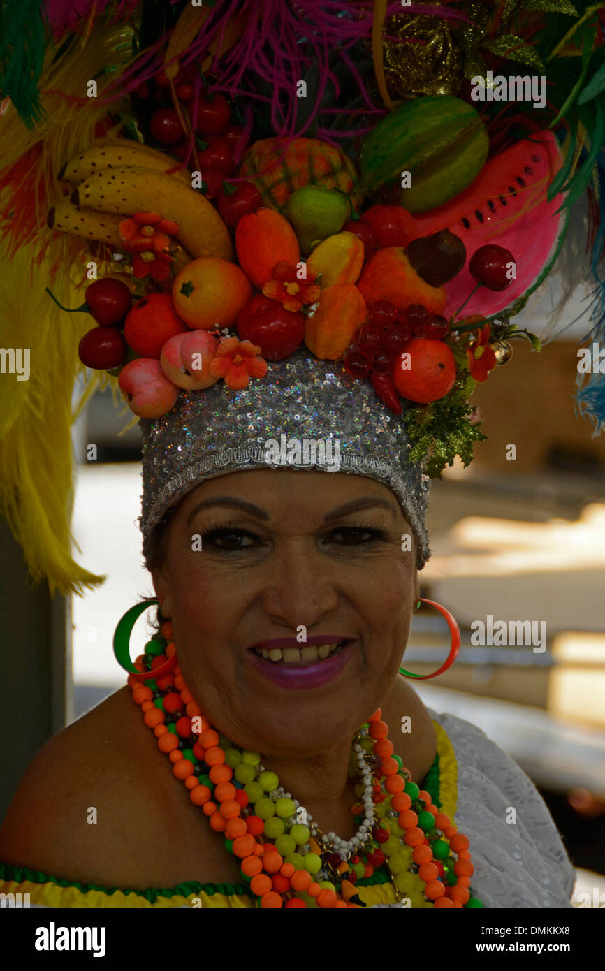 Un portatore di bancarelle del mercato dal Brasile del nord che indossa il suo abito tradizionale Baianas e la sua bretella decorativa colorata. Foto Stock