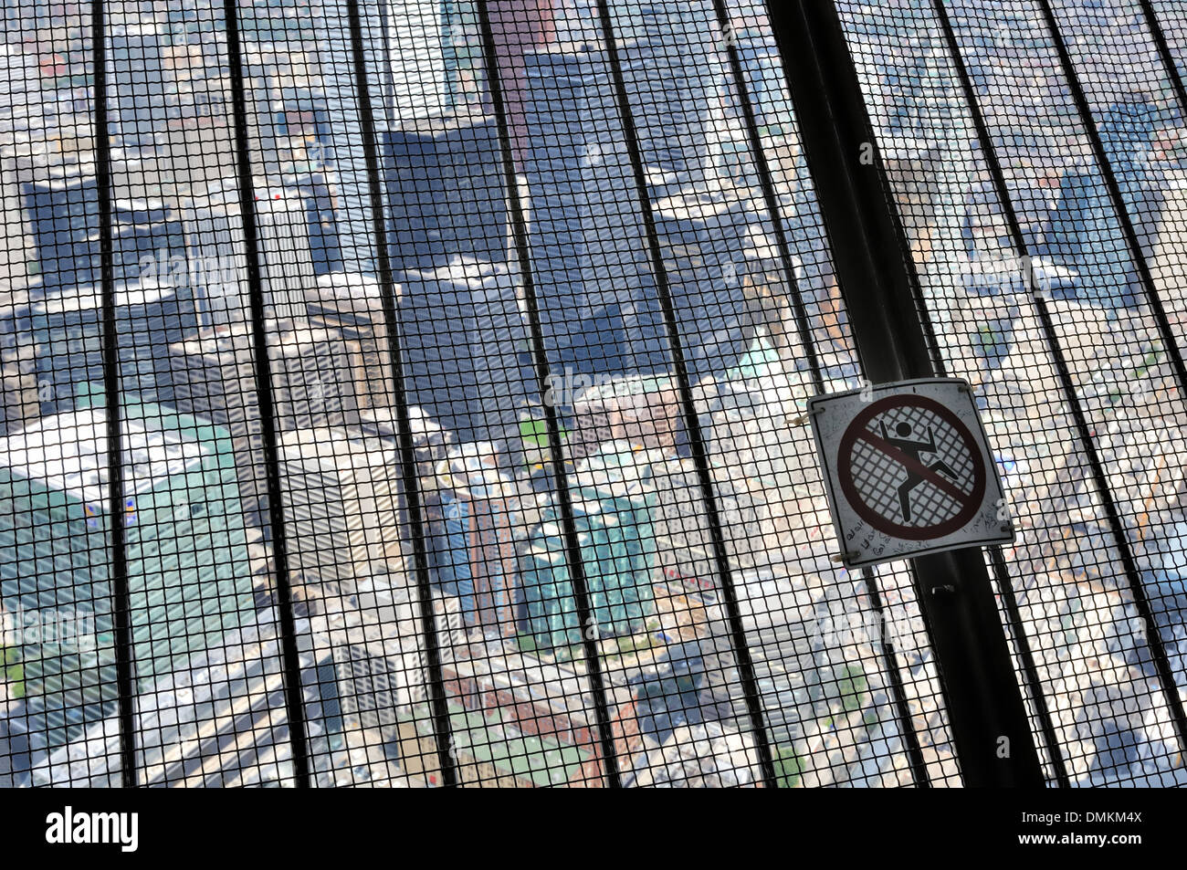 Guardando fuori attraverso la protezione di filo di maglia in cima alla CN Tower a Toronto, Ontario, Canada Foto Stock
