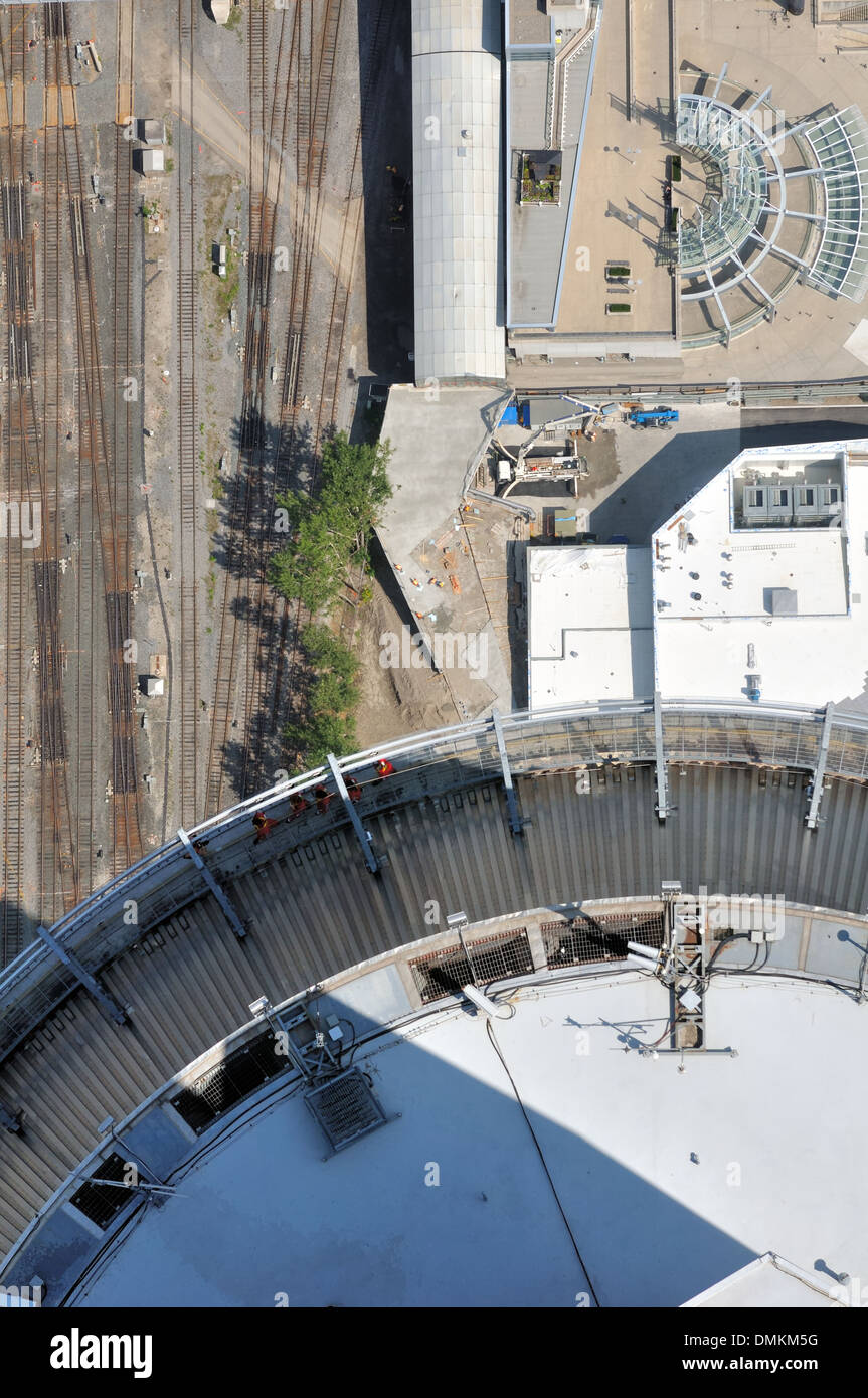 Guardando verso il basso verticalmente dalla CN Tower a Toronto, Ontario, Canada Foto Stock