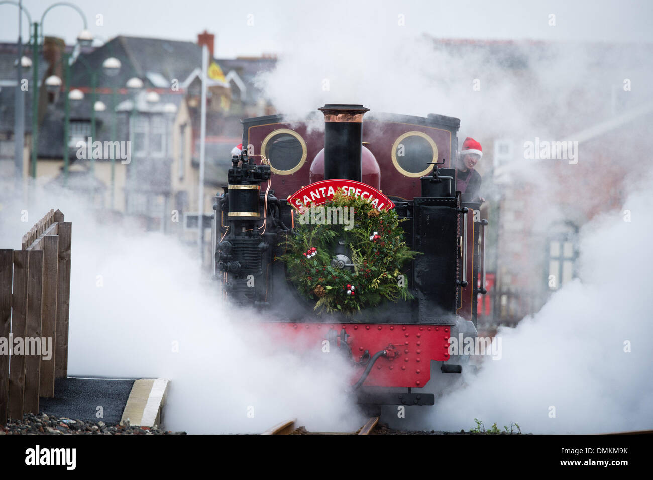 Aberystwyth, Wales, Regno Unito.15 Dic 2013. Babbo Natale / Babbo Natale rendendo la sua visita annuale a Aberystwyth's Vale of Rheidol narrow gauge Steam Railway. Il 'Santa Specials' pranzo con i bambini e i loro genitori, gestito dal vecchio stile vittoriano stazione ferroviaria su due fine settimana prima di Natale. Credito: keith morris/Alamy Live News Foto Stock