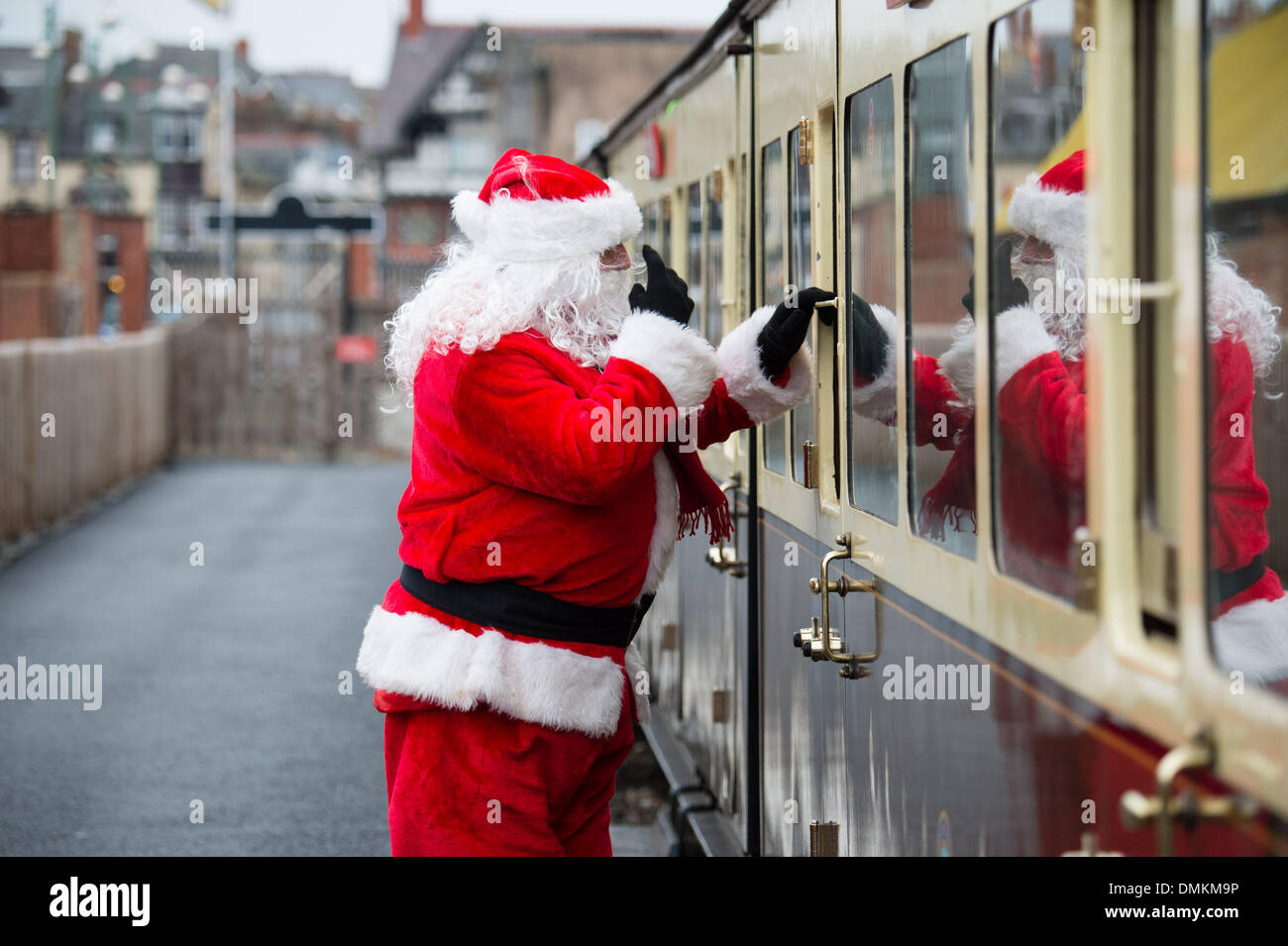 Aberystwyth, Wales, Regno Unito.15 Dic 2013. Babbo Natale / Babbo Natale rendendo la sua visita annuale a Aberystwyth's Vale of Rheidol narrow gauge Steam Railway. Il 'Santa Specials' pranzo con i bambini e i loro genitori, gestito dal vecchio stile vittoriano stazione ferroviaria su due fine settimana prima di Natale. Credito: keith morris/Alamy Live News Foto Stock