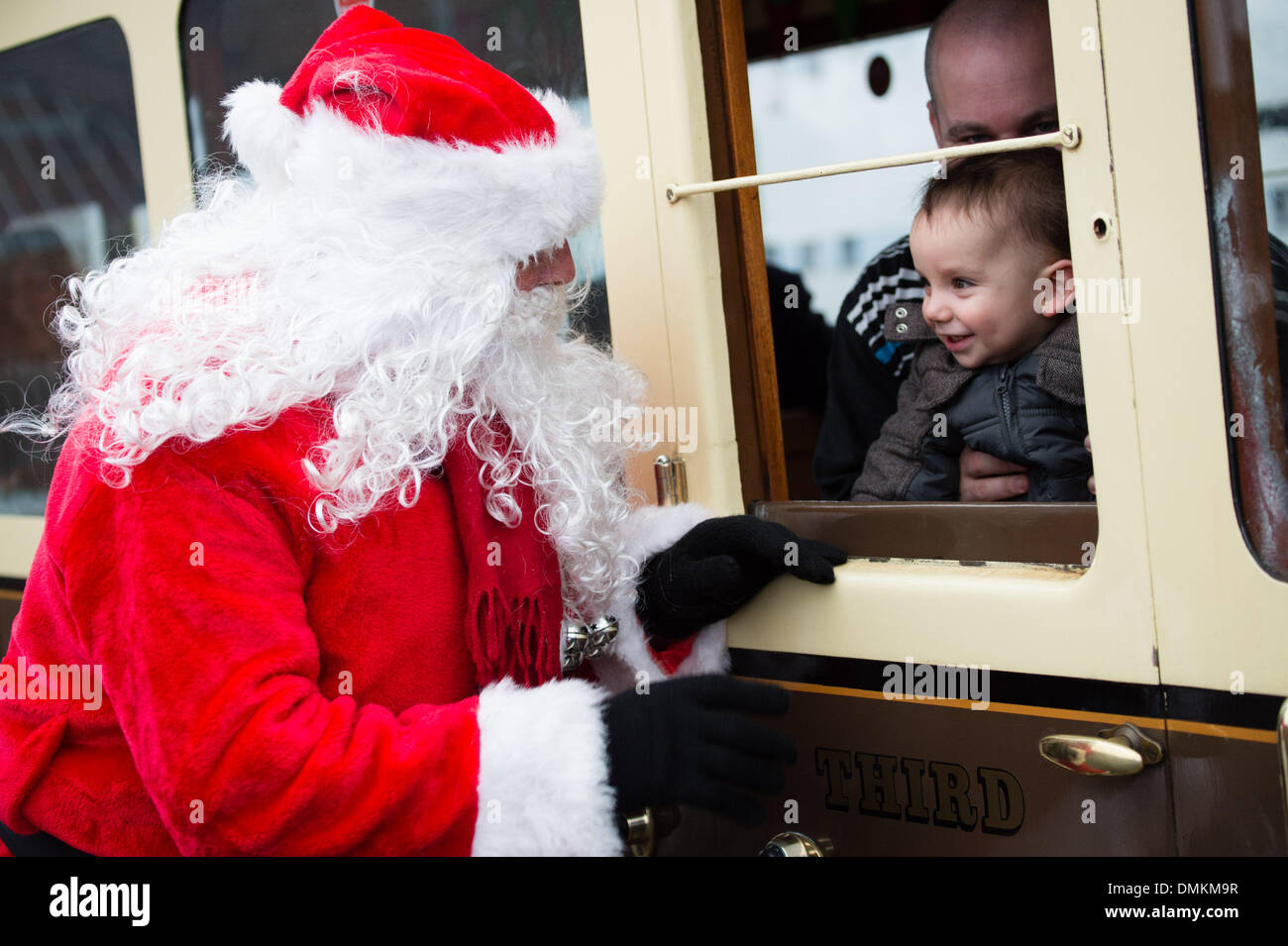 Aberystwyth, Wales, Regno Unito.15 Dic 2013. Babbo Natale / Babbo Natale rendendo la sua visita annuale a Aberystwyth's Vale of Rheidol narrow gauge Steam Railway. Il 'Santa Specials' pranzo con i bambini e i loro genitori, gestito dal vecchio stile vittoriano stazione ferroviaria su due fine settimana prima di Natale. Credito: keith morris/Alamy Live News Foto Stock