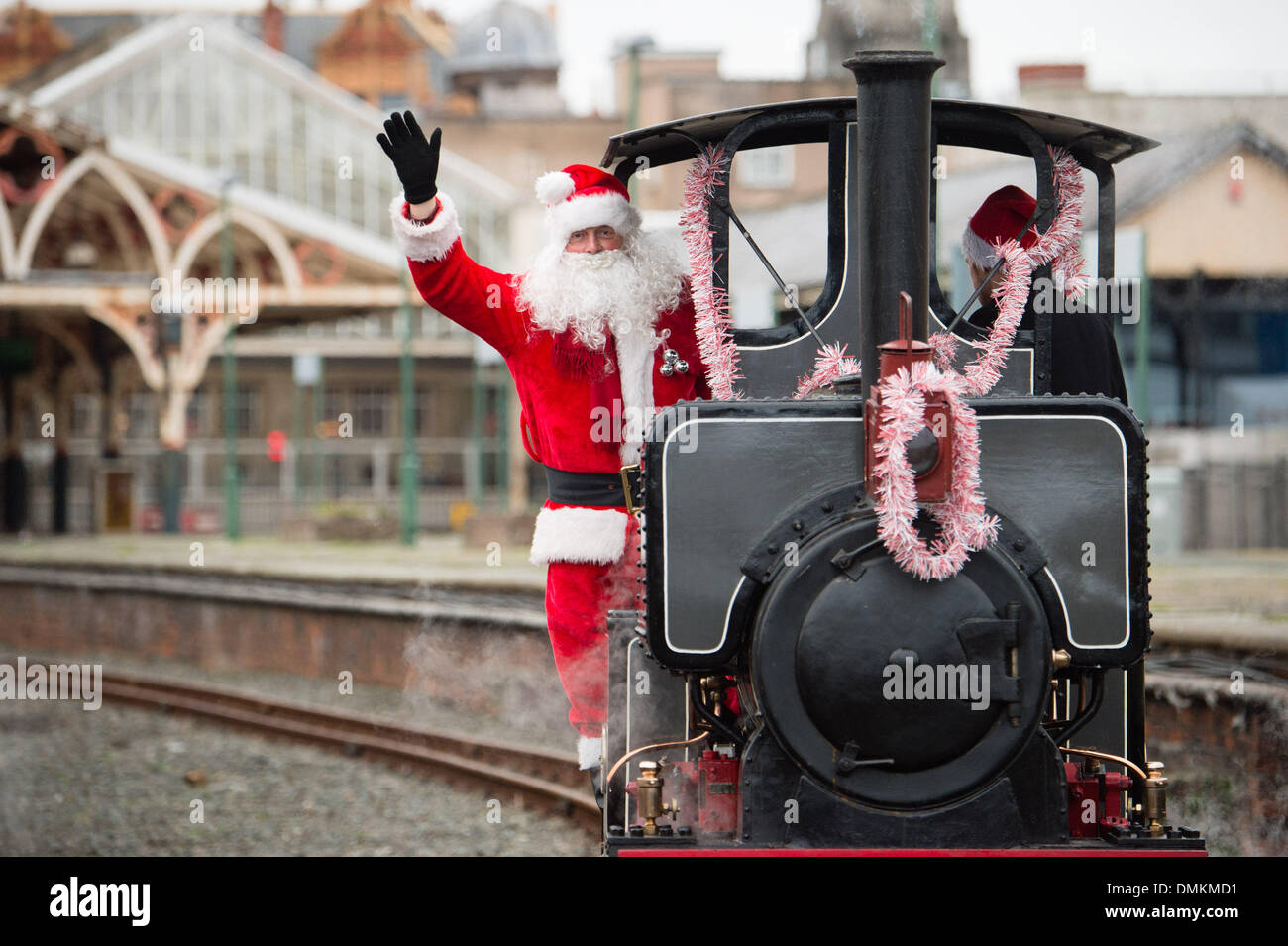 Aberystwyth, Wales, Regno Unito.15 Dic 2013. Babbo Natale / Babbo Natale rendendo la sua visita annuale a Aberystwyth's Vale of Rheidol narrow gauge Steam Railway. Il 'Santa Specials' pranzo con i bambini e i loro genitori, gestito dal vecchio stile vittoriano stazione ferroviaria su due fine settimana prima di Natale. Credito: keith morris/Alamy Live News Foto Stock