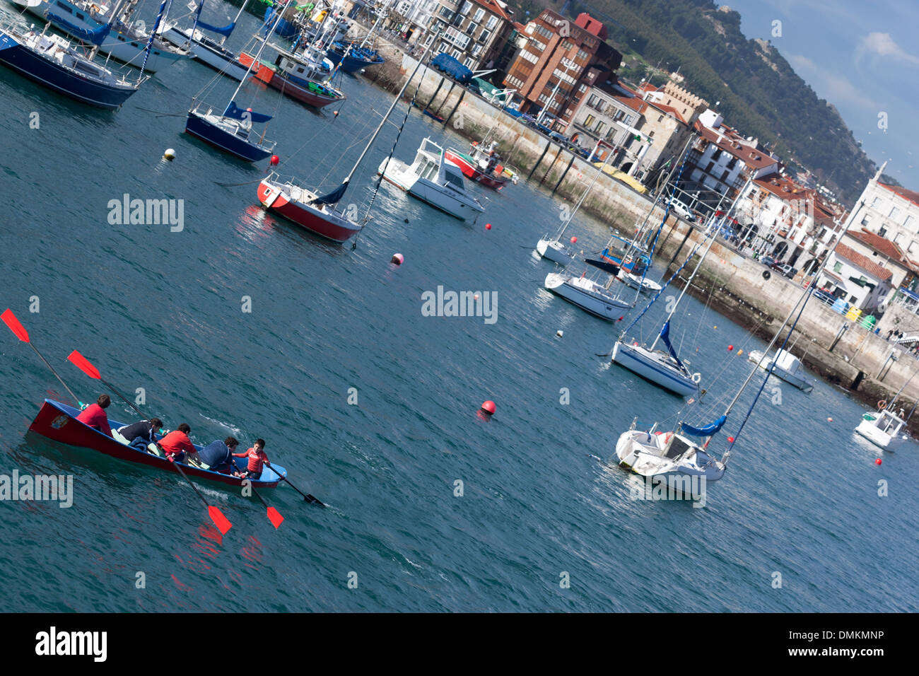 Gli uomini canottaggio in un trainera, una barca tradizionale del mare Cantabrico, Castro Urdiales porta, Cantabria, SPAGNA Foto Stock