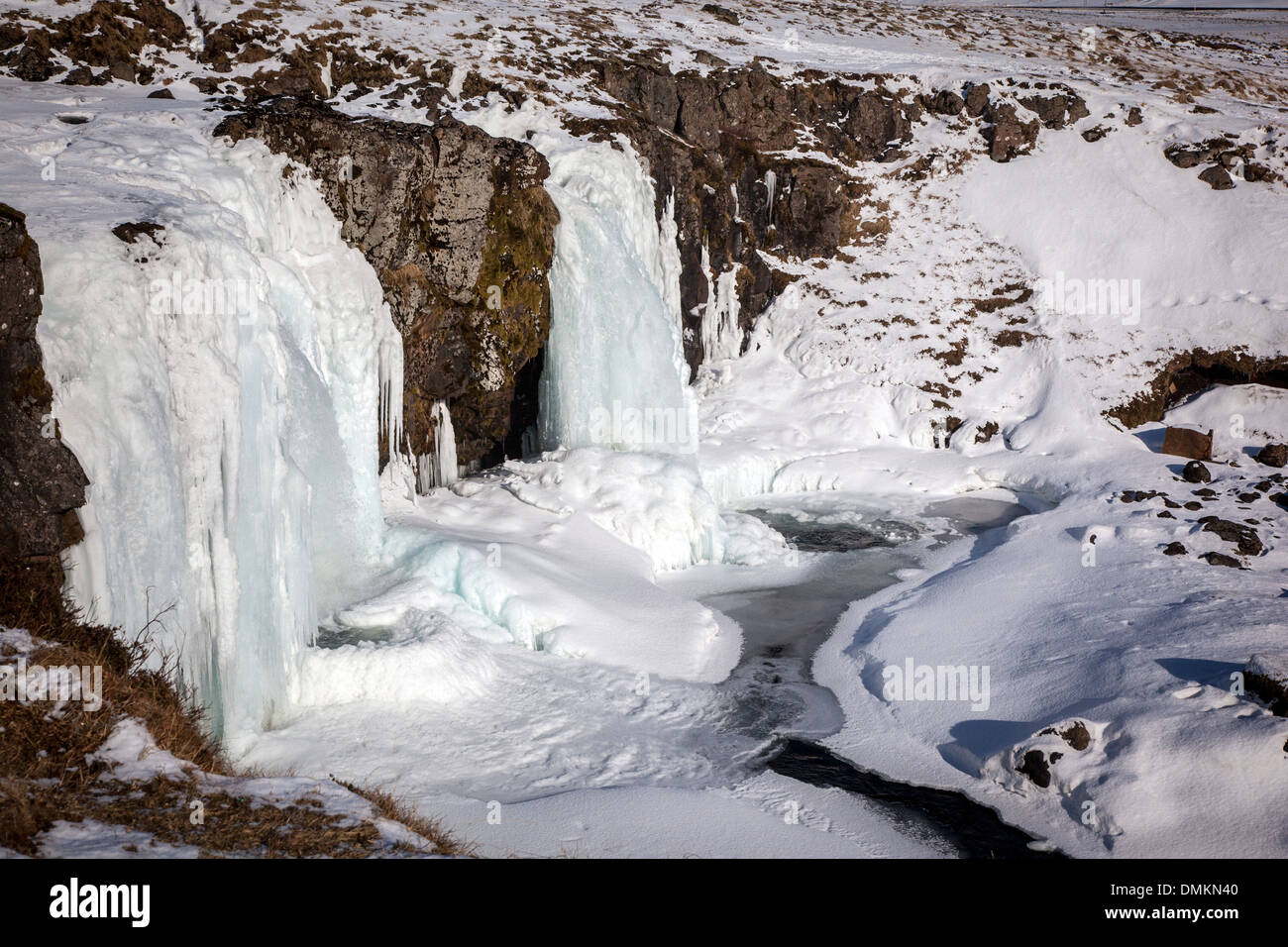 KIRKJUFELLSFOS, cascata ghiacciata su KIRKJUFELL montagna vicino a GRUNDARFJORDUR, SNAEFELLSNES PENINSULA, WESTERN ISLANDA, EUROPA Foto Stock