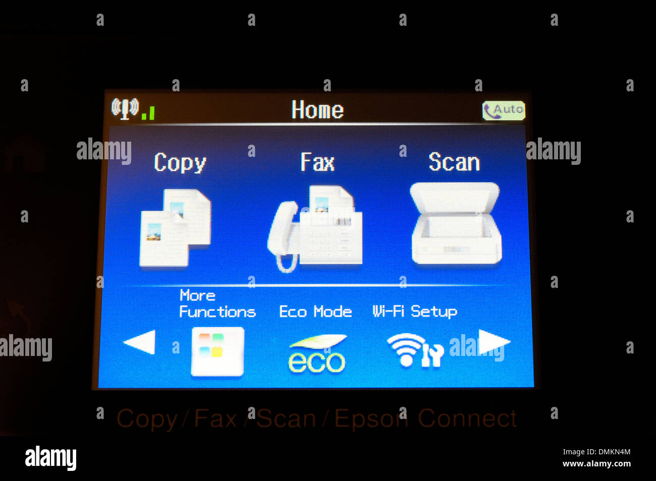 Menu touch screen su una stampante Epson multifunzione a getto di inchiostro printerscanner copiatrice e fax Foto Stock