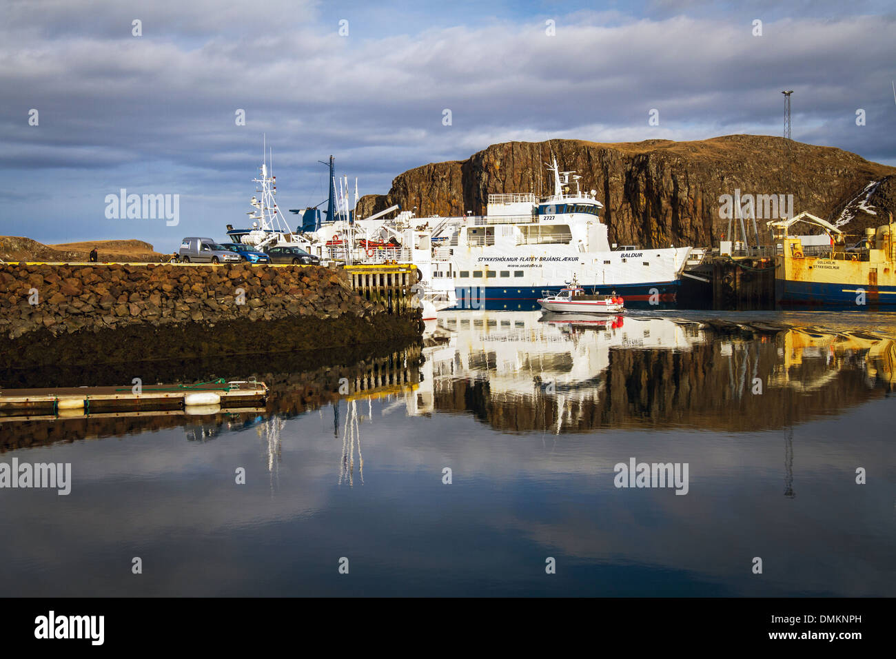 Porto di STYKKISHOLMUR sul fiordo BREIDAFJORDUR, punto di partenza per il traghetto per i fiordi in occidente, SNAEFELLSNES PENINSULA, WESTERN ISLANDA, EUROPA Foto Stock