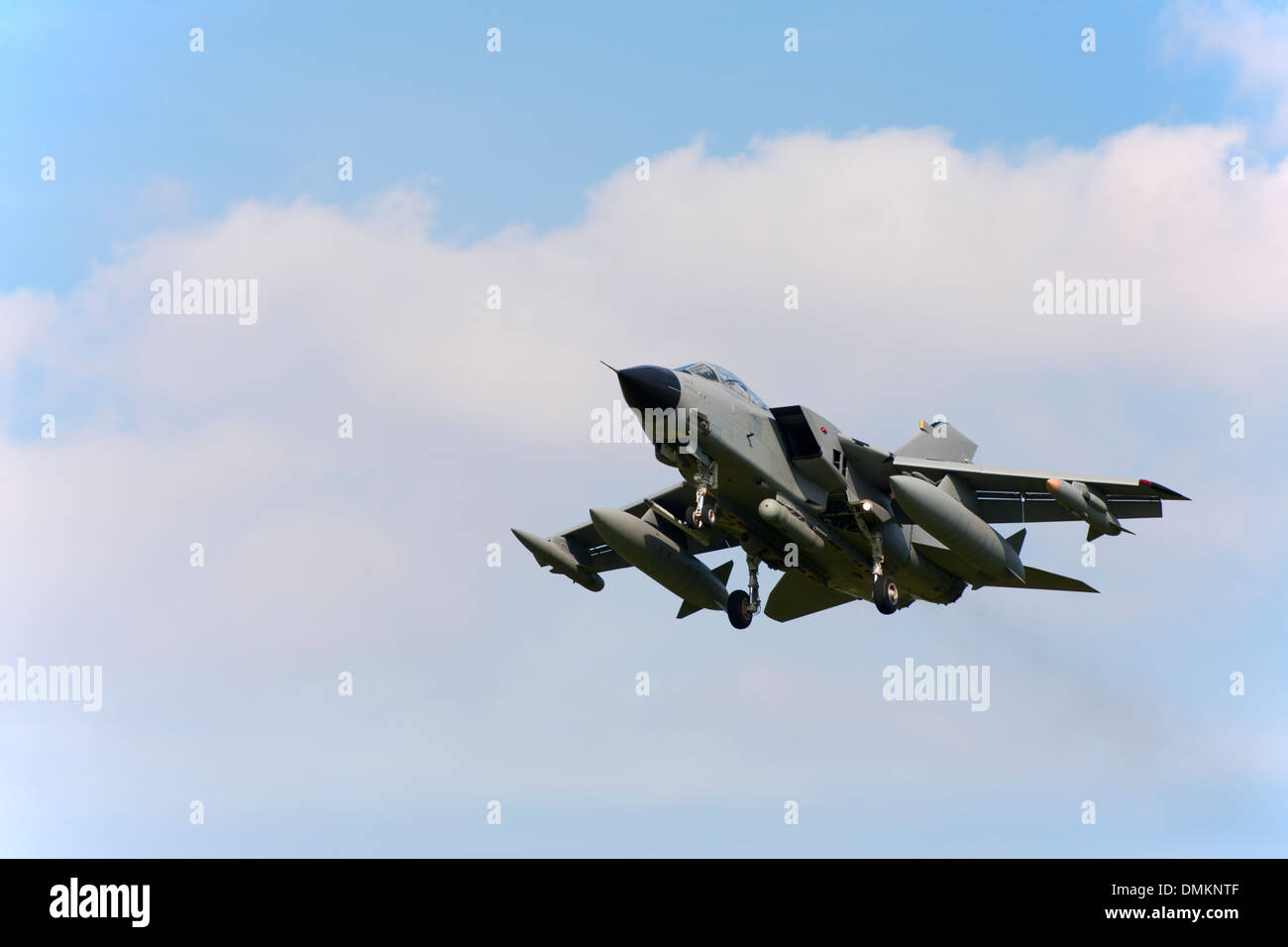 Panavia Tornado IDS 8306 della Royal Saudi Air Force in atterraggio a RAF Conningsby Foto Stock
