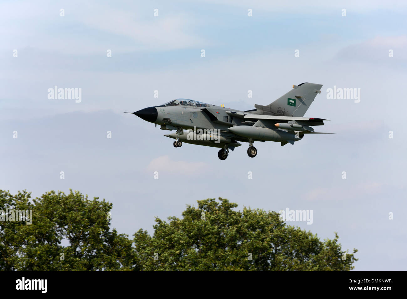 Panavia Tornado IDS 8306 della Royal Saudi Air Force in atterraggio a RAF Conningsby Foto Stock