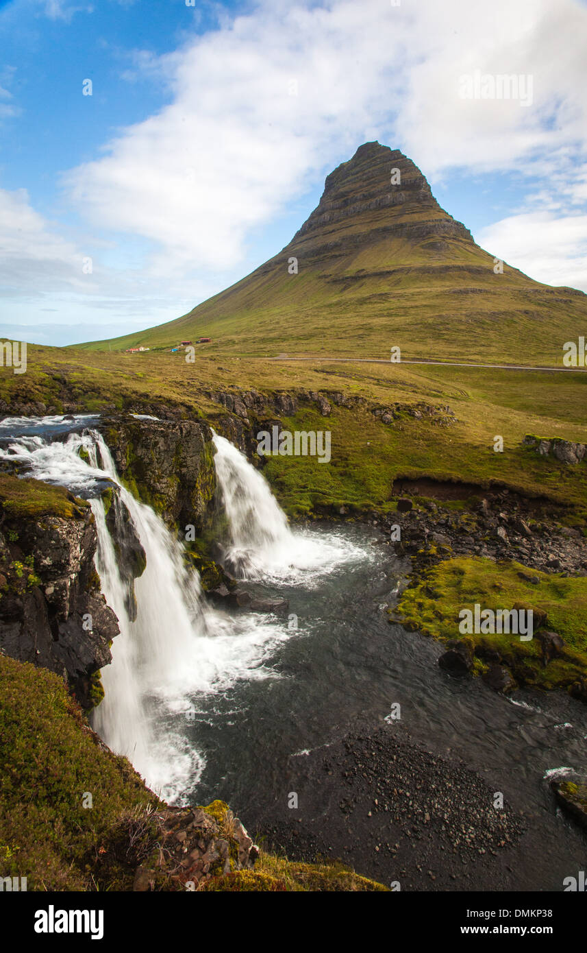 Montare KIRKJUFELL e le sue cascate, zona geotermica della penisola SNAEFELLSNES, NORTHWEST ISLANDA, EUROPA Foto Stock