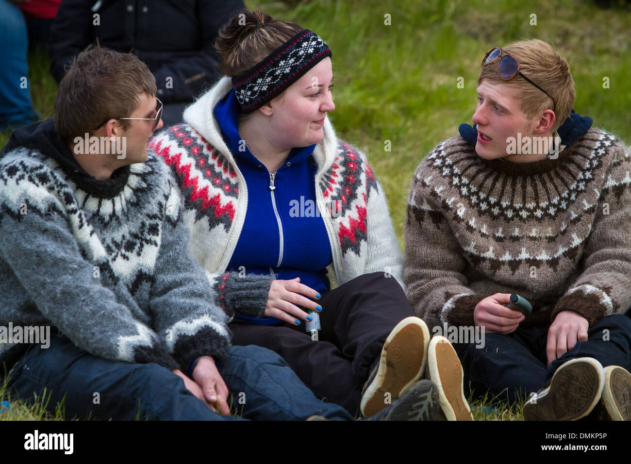 Giovani islandesi che indossano il tradizionale LOPI PULLOVER durante una competizione equestre, SNAEFELLSNES PENINSULA, WESTERN ISLANDA, EUROPA Foto Stock