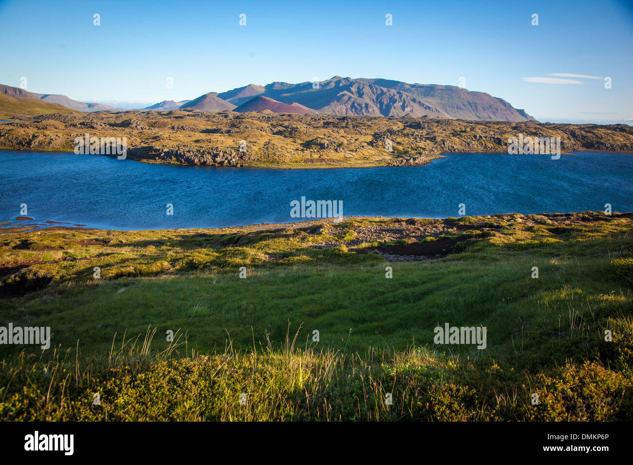 Lago HRAUNSFJARDARVATN, famoso per la pesca alla trota, Vulcano e campo di lava, zona geotermica della penisola SNAEFELLSNES, NORTHWESTERN ISLANDA, EUROPA Foto Stock