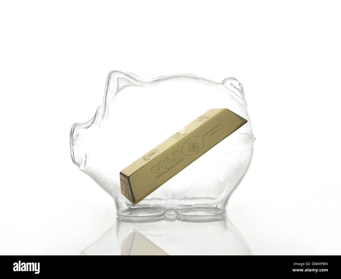 Gold bar all'interno del bicchiere piggybank shot su sfondo bianco Foto Stock