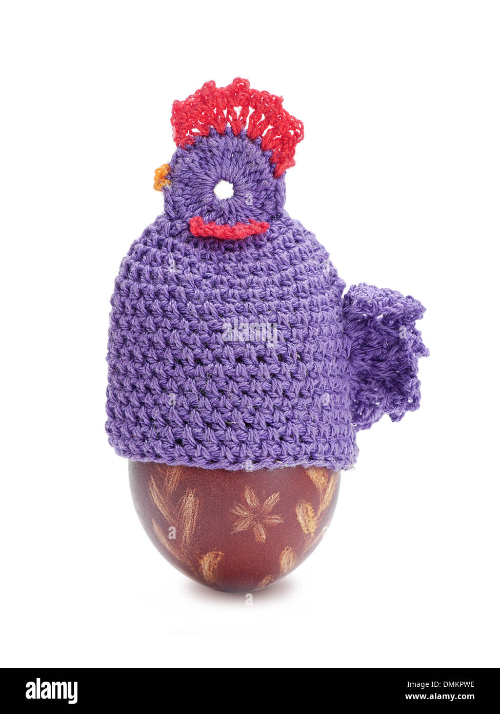 Sitter a crochet realizzato da Lana per maglieria seduto su uovo di pasqua shot su bianco Foto Stock