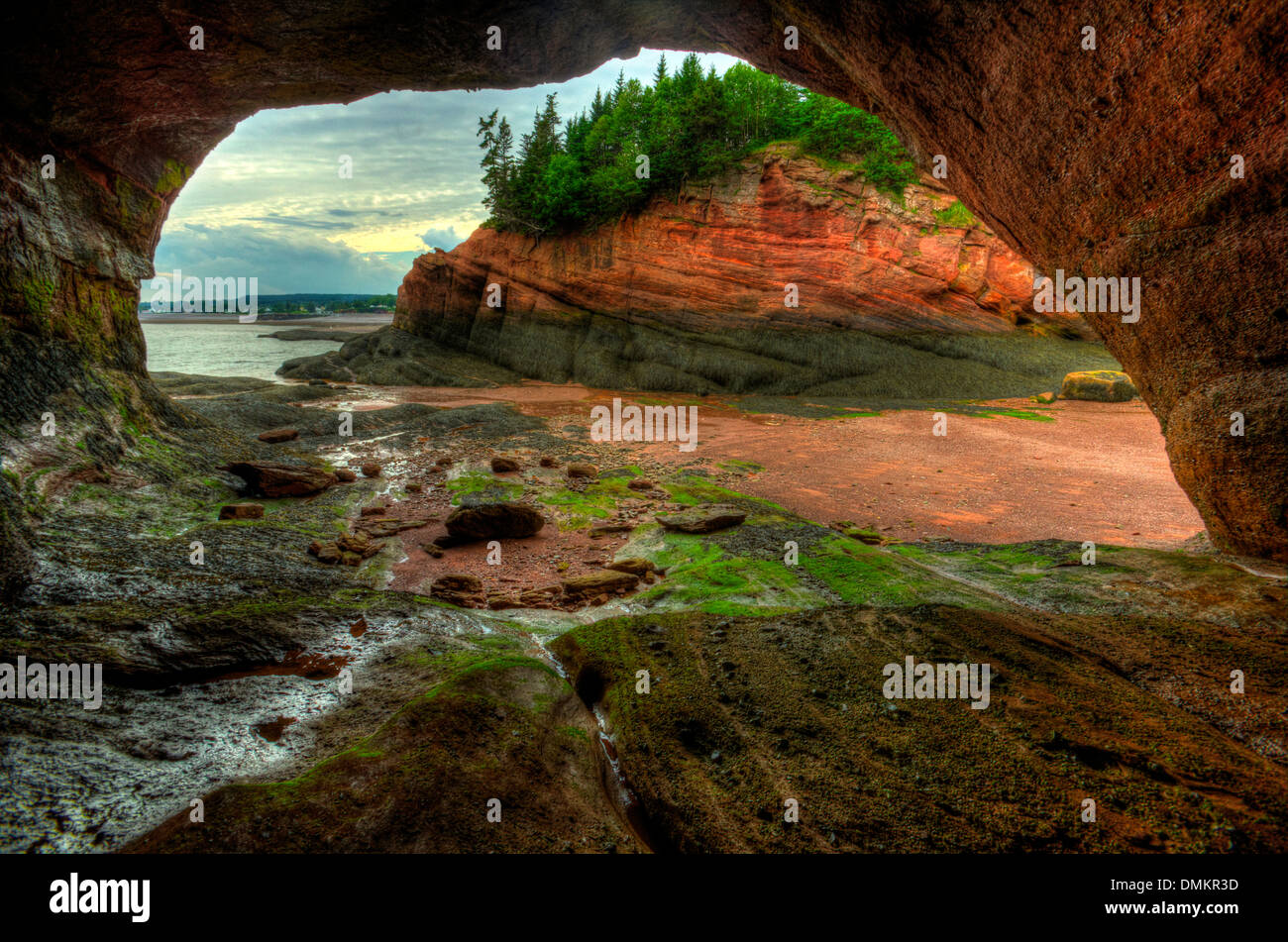 Immagine hdr di grotte costiere e le caratteristiche a bassa marea della Baia di Fundy a Saint Martins, New Brunswick, Canada. Foto Stock