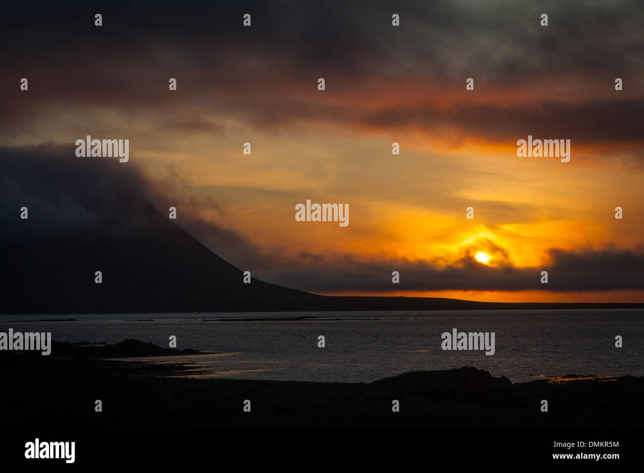 Fiordo vicino GRUNDARFJORDUR, nel sole di mezzanotte, geotermica ZONA DELLA PENISOLA SNAEFELLSNES, NORTHWESTERN ISLANDA, EUROPA Foto Stock