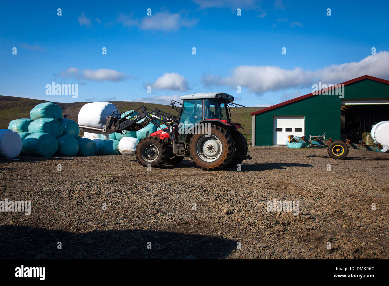 Il trattore sul ERPSSTADIR FARM, SNAEFELLSNES PENINSULA, WESTERN ISLANDA, EUROPA Foto Stock