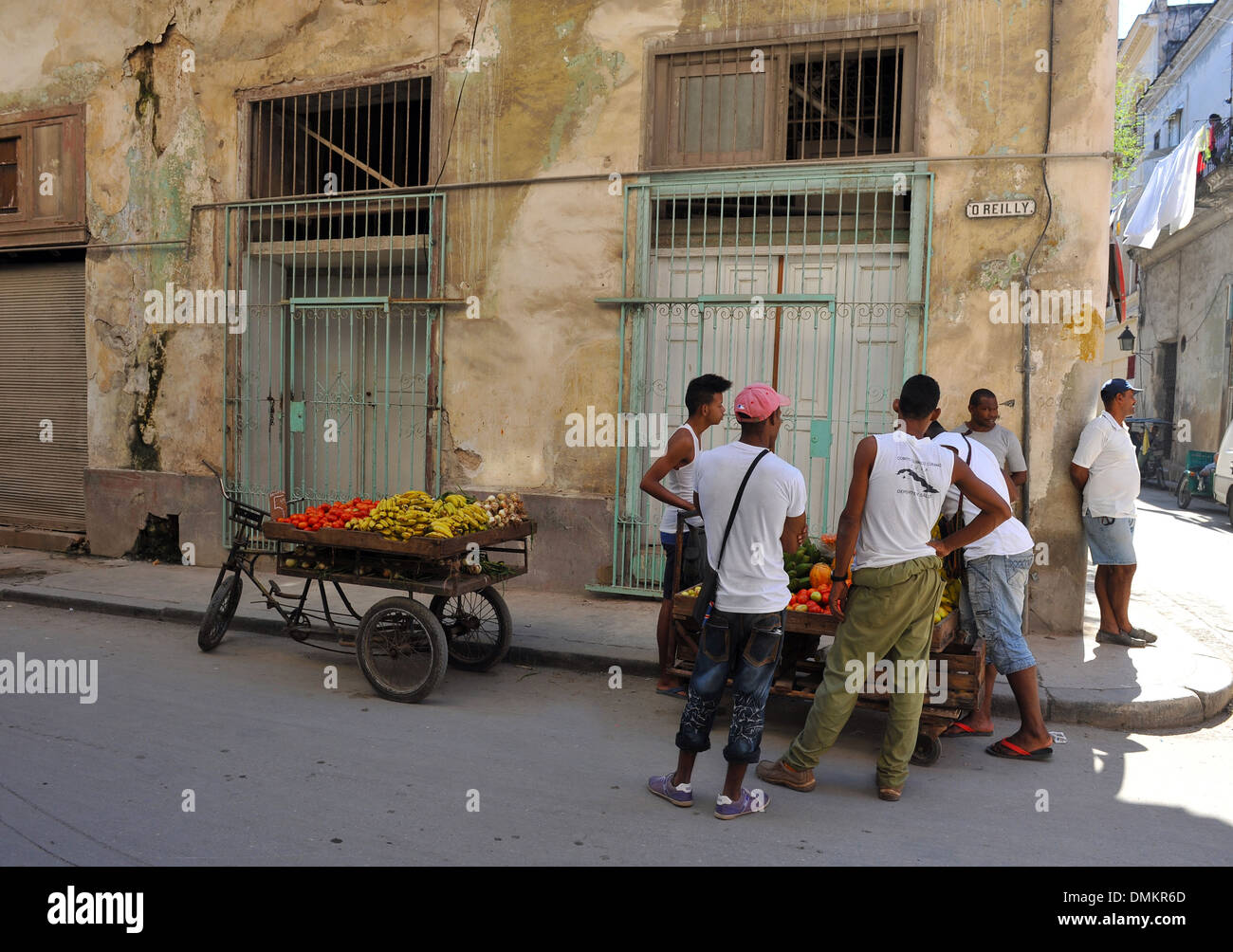 Commercianti di strada sulla strada di Havana, Cuba Foto Stock