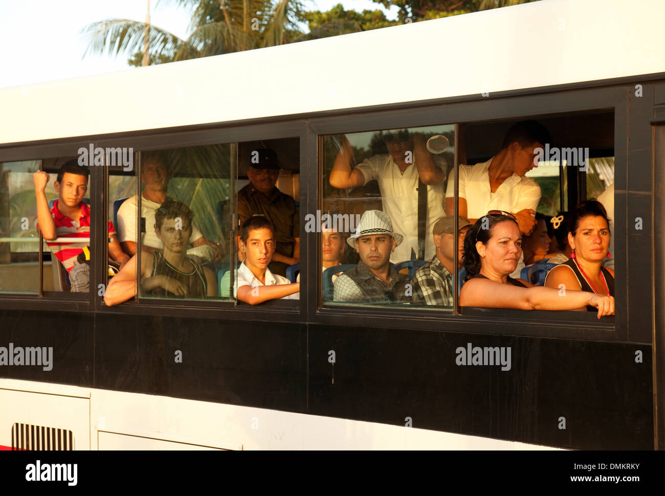Enti locali il popolo cubano su un bus - esempio di mezzi di trasporto pubblico, Cienfuegos, Cuba, CARAIBI Foto Stock
