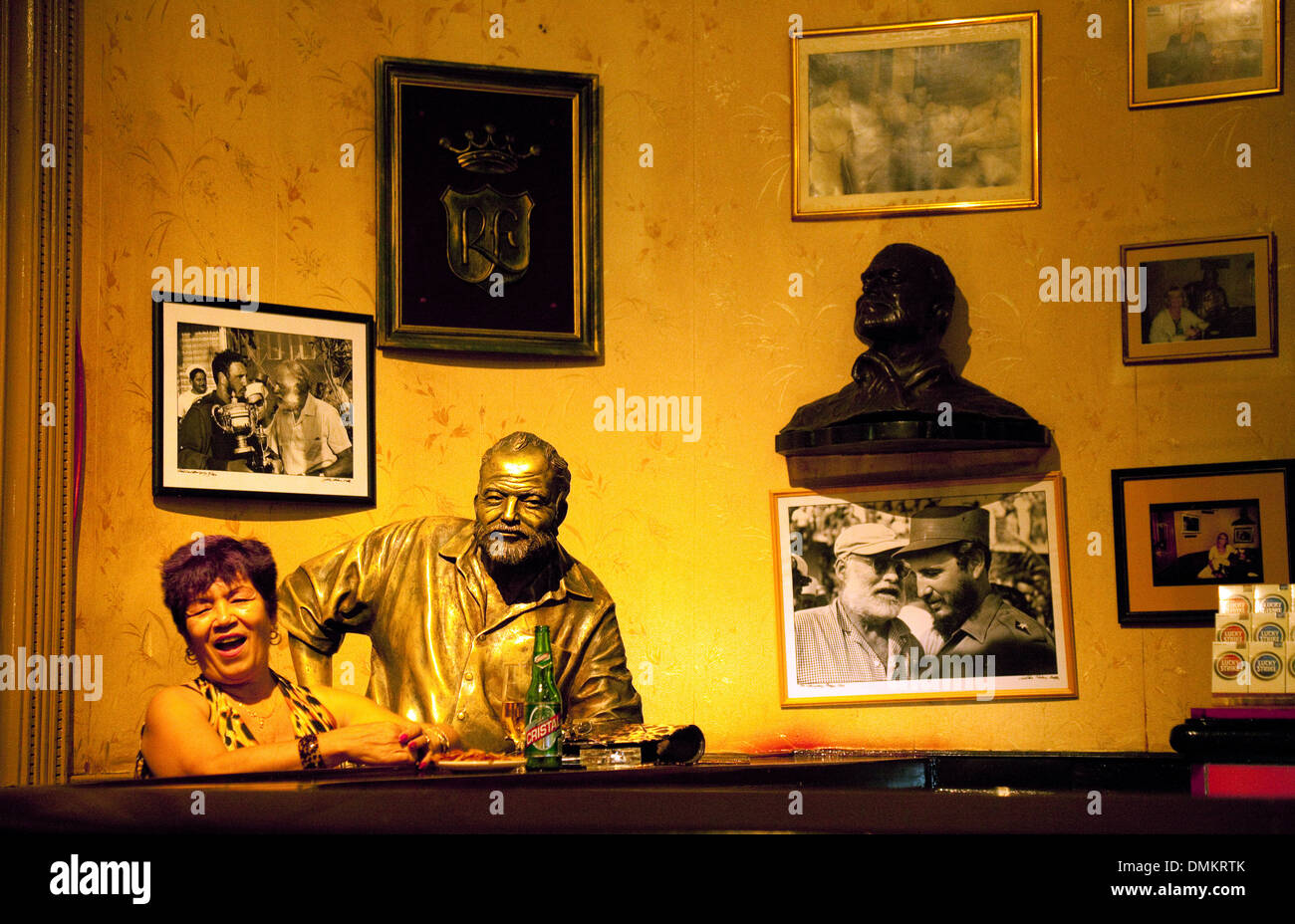 All'interno del bar El Floridita, con la statua di Ernest Hemingway e un patrono locale, l'Avana, Cuba, Caraibi, America Latina Foto Stock