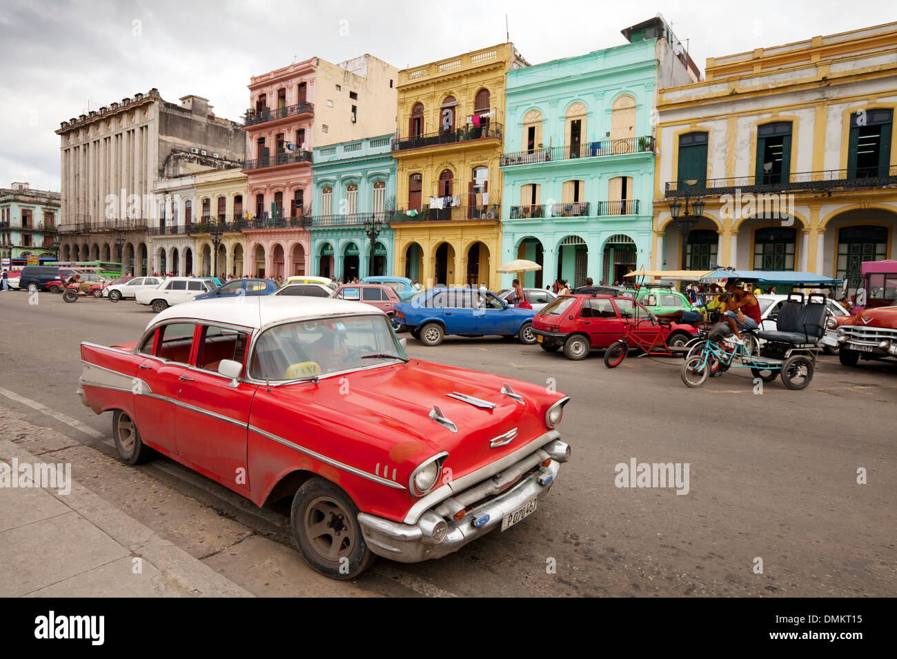 Vecchia auto americane sulla strada di fronte a i suoi edifici colorati, Central Havana, Cuba Caraibi, America Latina Foto Stock