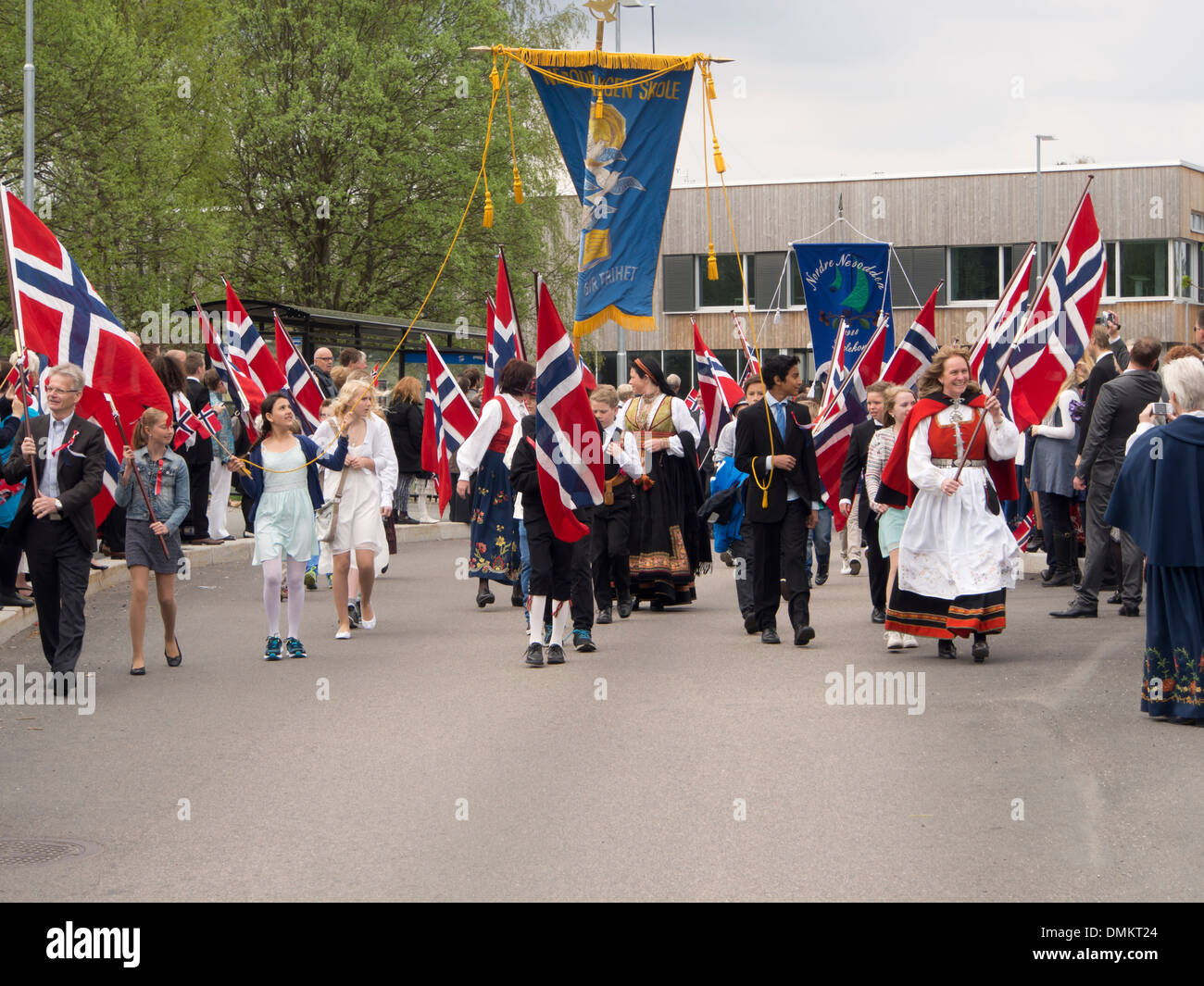 Xvii può Norwegian Giorno della Costituzione, celebrazioni in Nesodden fuori Oslo, bambini sfilano con bandiere Foto Stock