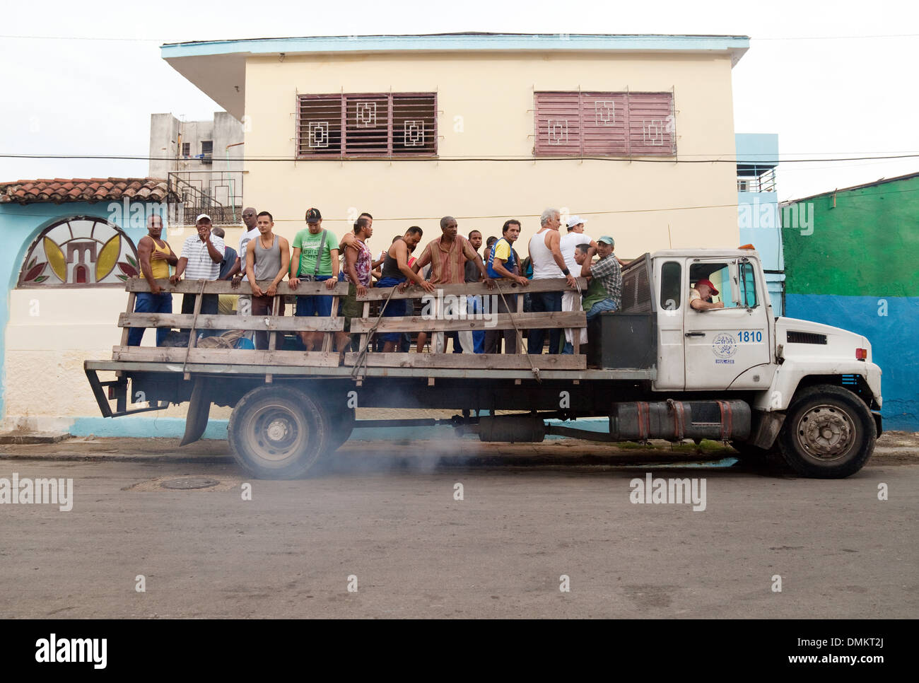 Un autocarro prendendo un gran numero di uomini al lavoro, Havana, Cuba, Caraibi, America Latina Foto Stock