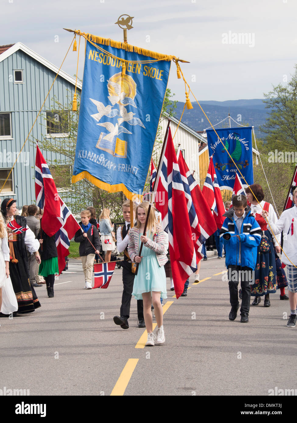 Xvii può Norwegian Giorno della Costituzione, celebrazioni in Nesodden fuori Oslo, bambini parade, scuola standard , le bandiere Foto Stock