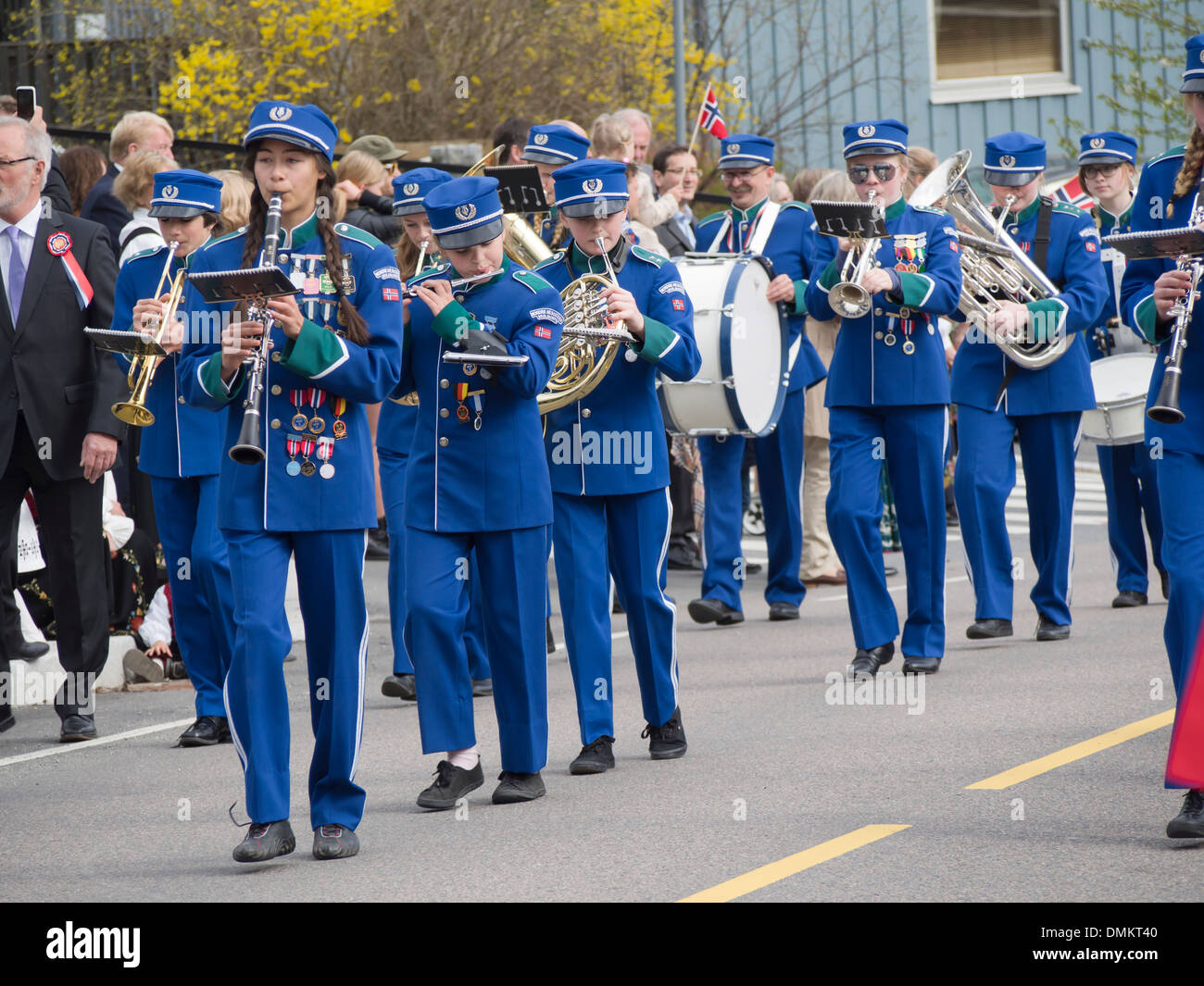Xvii può Norwegian Giorno della Costituzione, celebrazioni in Nesodden fuori Oslo, i bambini della sfilata con scuola di marching band Foto Stock