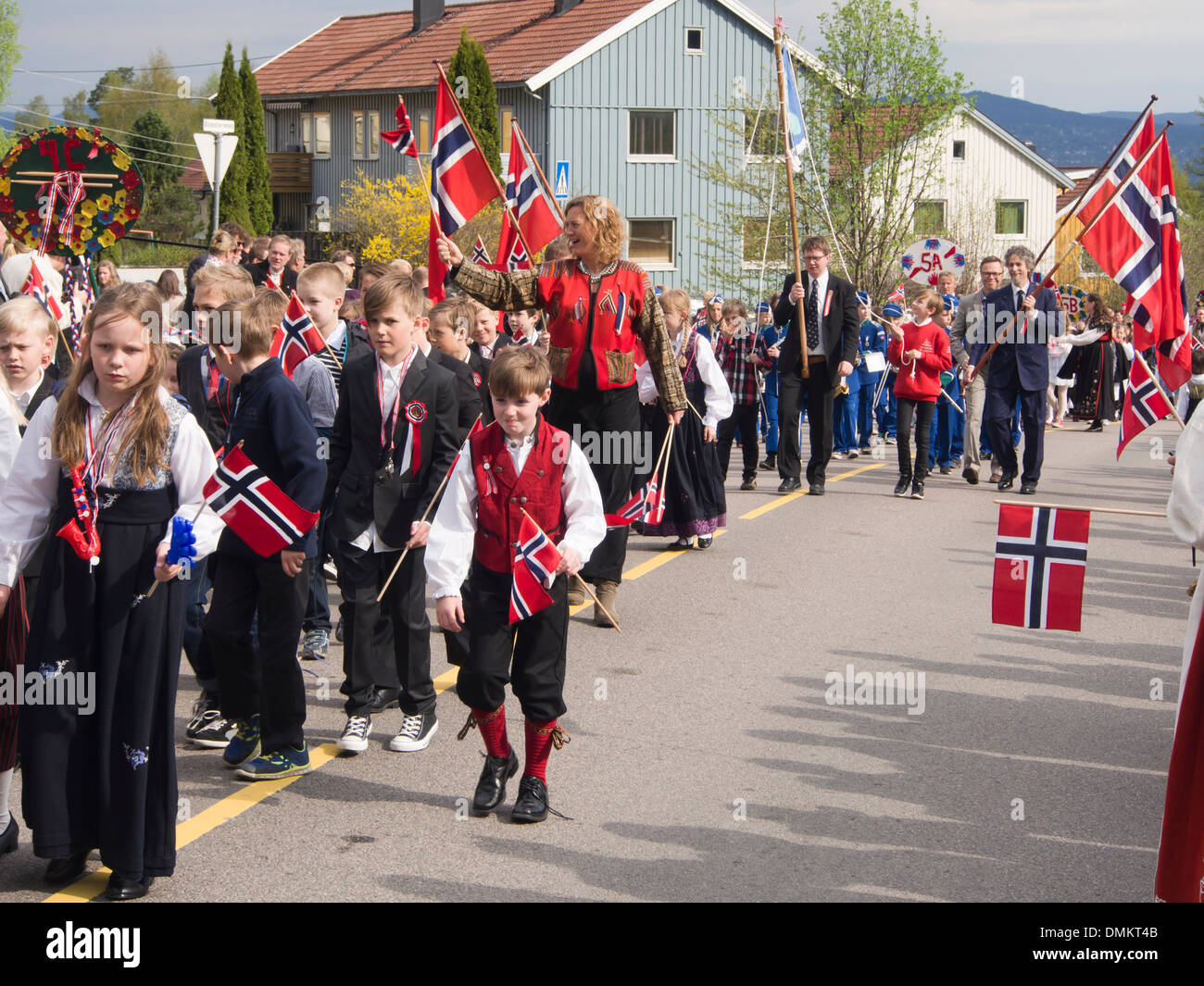Xvii può Norwegian Giorno della Costituzione, celebrazioni in Nesodden fuori Oslo, bambini bandiere sfilata di costumi tradizionali Foto Stock