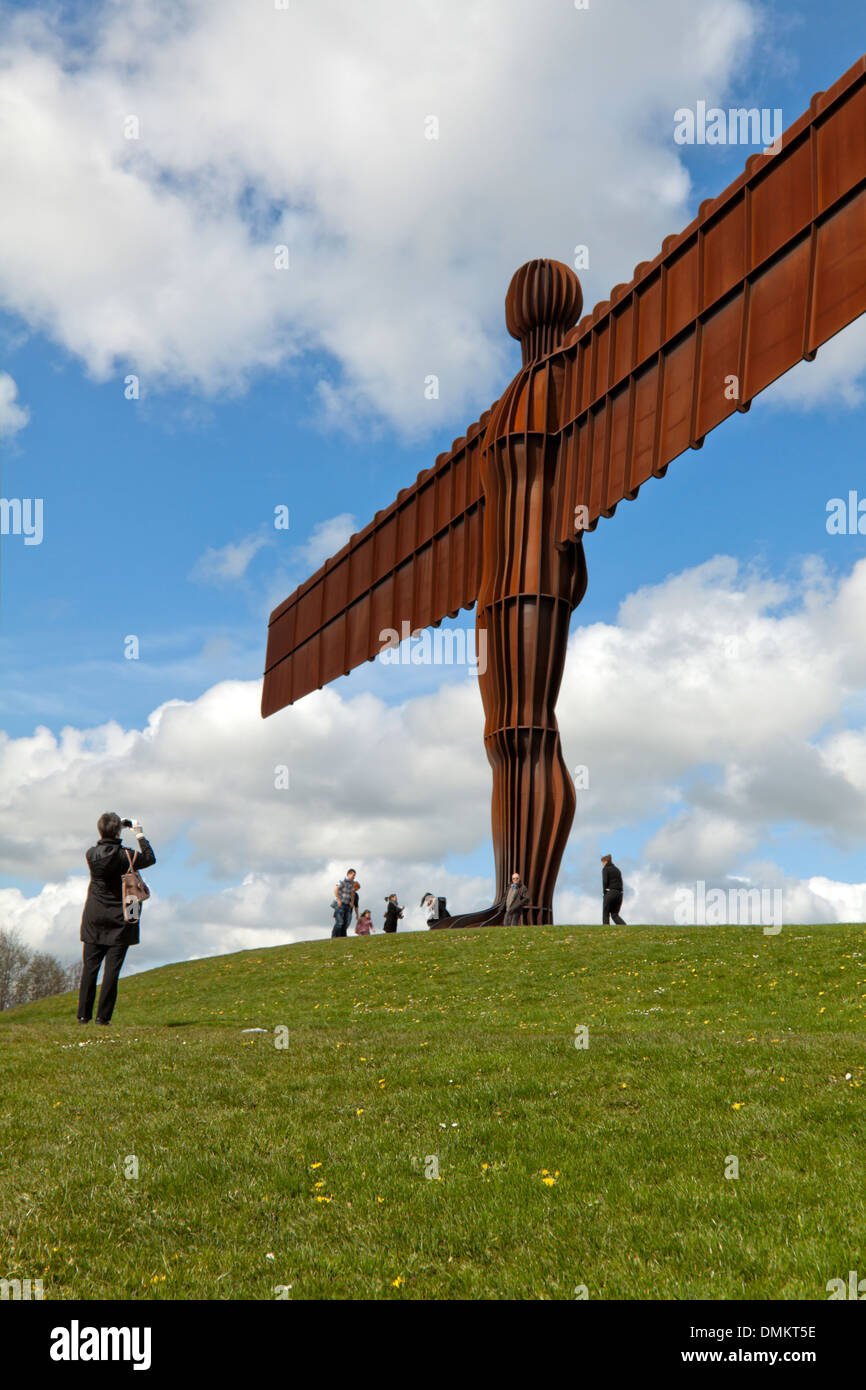Turistica prendendo una foto dell'angelo del Nord, un enorme scultura,creato da Anthony Gormley, Gateshead, Northumberland, Regno Unito. Foto Stock