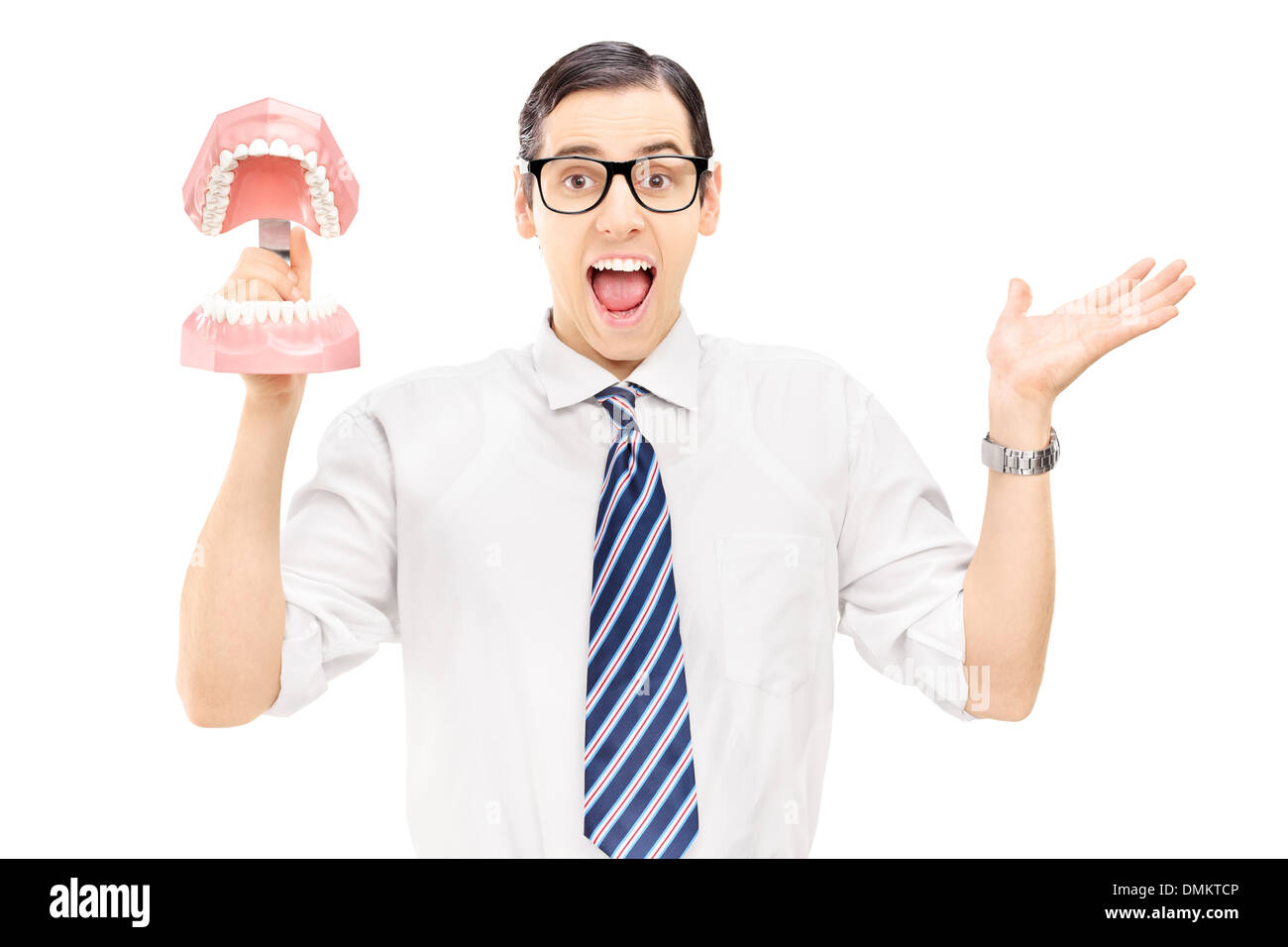 Eccitato giovane uomo con cravatta tenendo un denti campione fatto fuori del calco in gesso Foto Stock