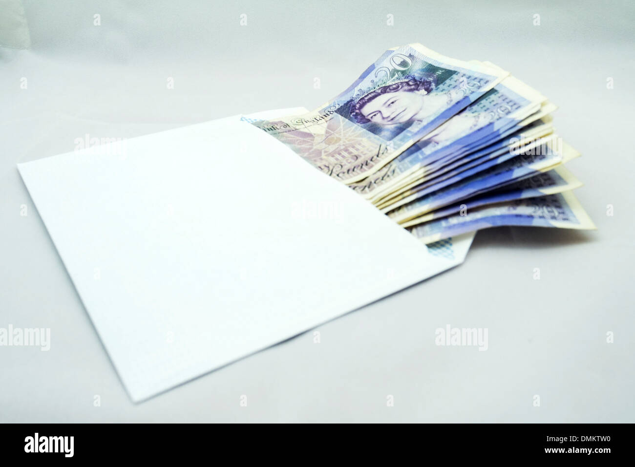 Contanti in busta venti £20 pound note denaro inglese Regno Unito Sterline Foto Stock