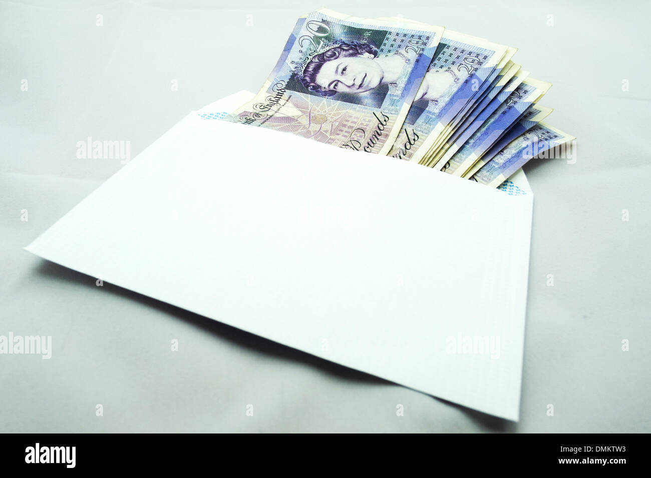 Contanti in busta venti £20 pound note denaro inglese Regno Unito Sterline  Foto stock - Alamy