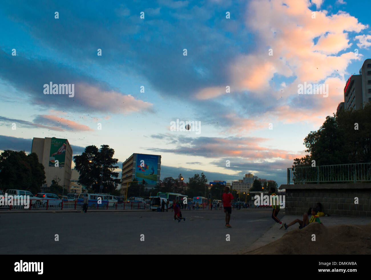 I bambini giocano a calcio per strada di Addis Abeba, Etiopia Foto Stock