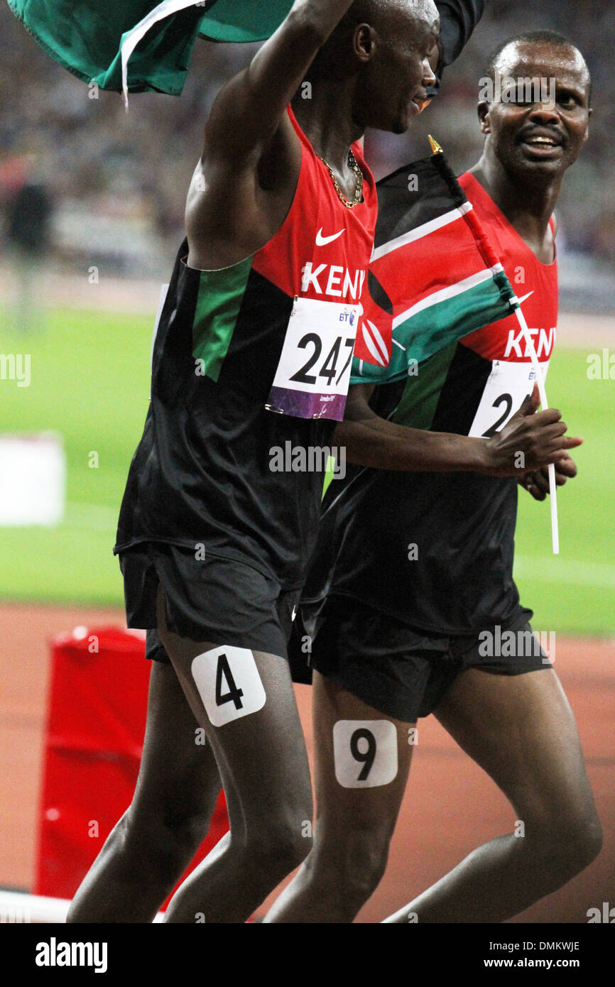 Abramo Tarbei del Kenya (sinistra) celebra vincendo oro con Stanley CHERUIYOT (Kenya - destra) nella mens 1500m - T46. Foto Stock