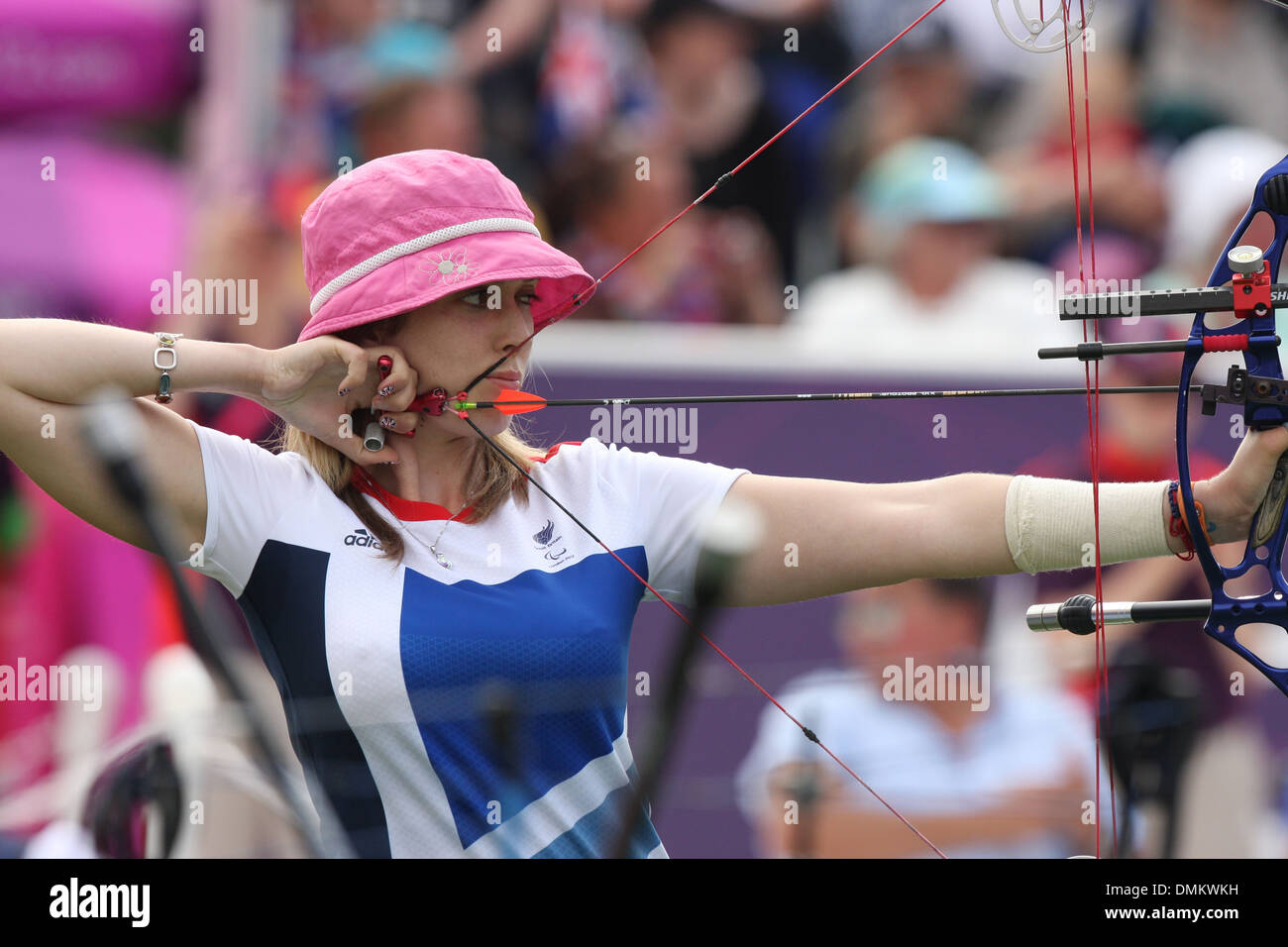 Danielle Brown sul suo modo di vincere l'oro in donne individuale composto - tiro con l'arco aperta concorrenza a Royal Artillery Barracks. Foto Stock