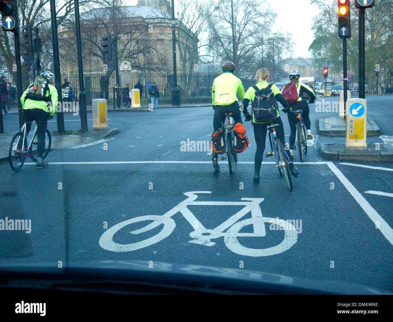 Arresto di ciclisti nella zona designata ad un incrocio nel centro di Londra Foto Stock