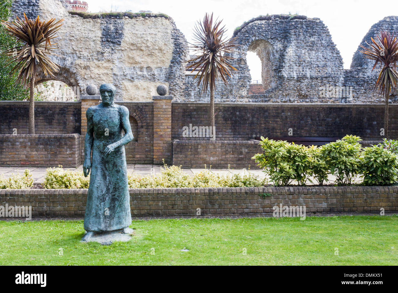 Scultura di Dame Elisabeth Frink sorge nei giardini di fronte le rovine dell'abbazia di Reading, Berkshire, Inghilterra, GB, UK. Foto Stock