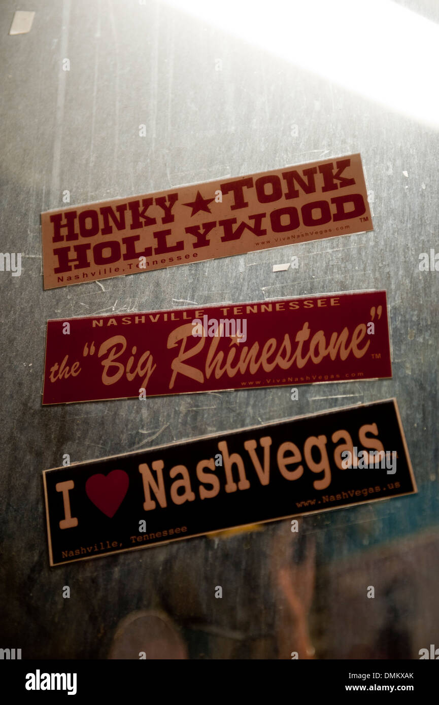 Nashville adesivi per paraurti, Lower Broadway, Nashville, TN Foto Stock