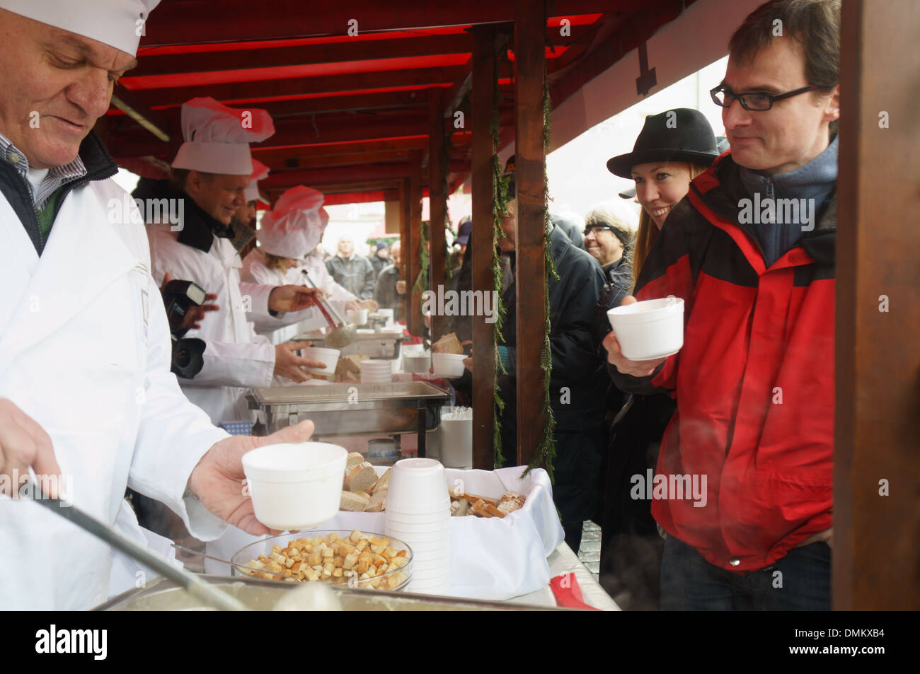 Un sindaco della città di Praga dà via libera di una zuppa di pesce prima di Natale sulla piazza della Città Vecchia di Praga, Repubblica Ceca Foto Stock